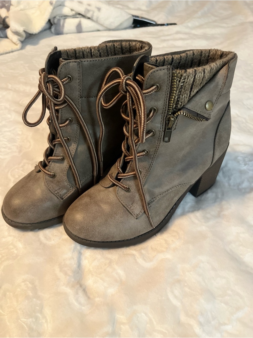 Women’s Taupe Lace-Up Ankle Boots with Side Zip sz 8